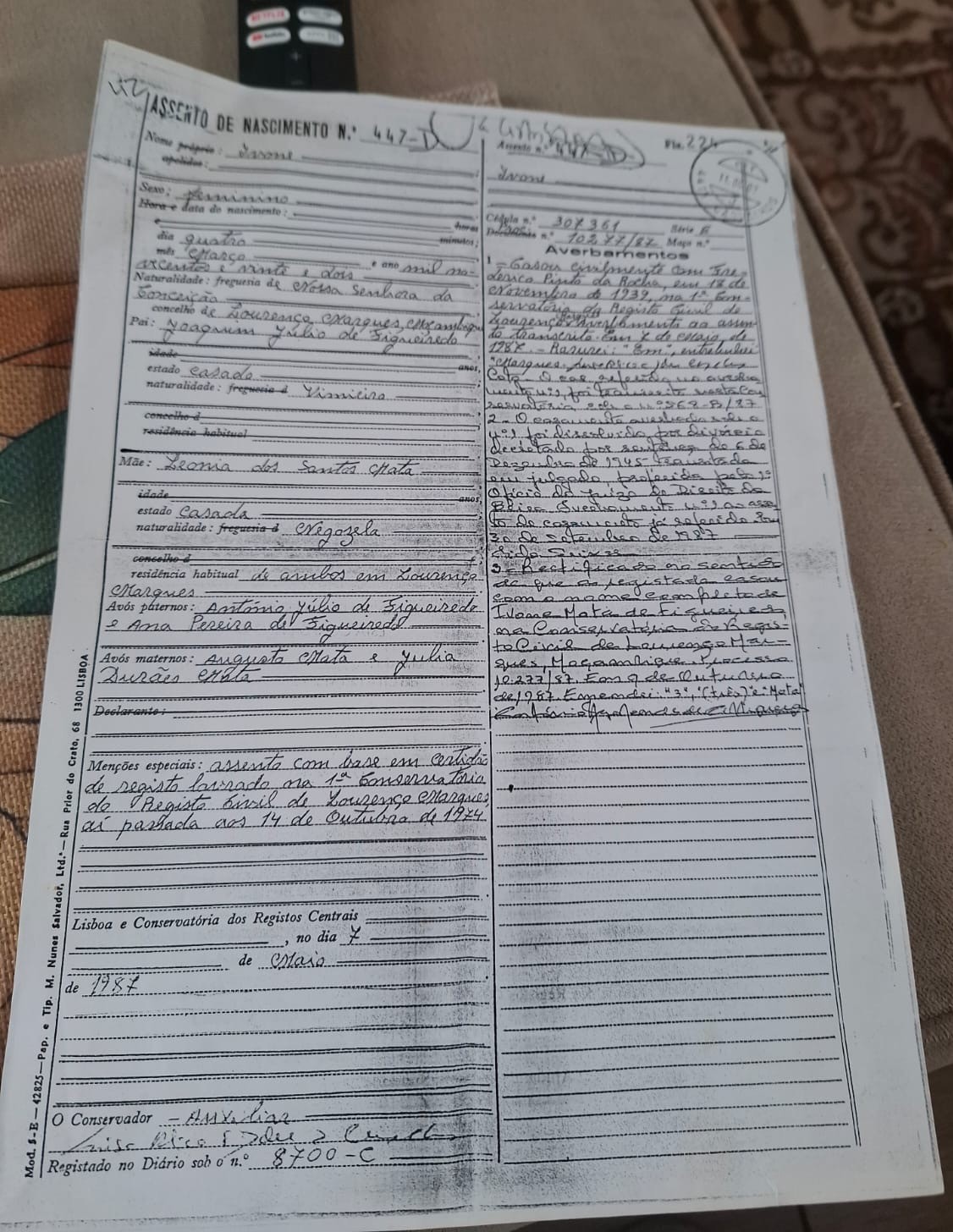 Ivone's Portuguese birth registration of 1922, handwritten, with three marginal averbamentos