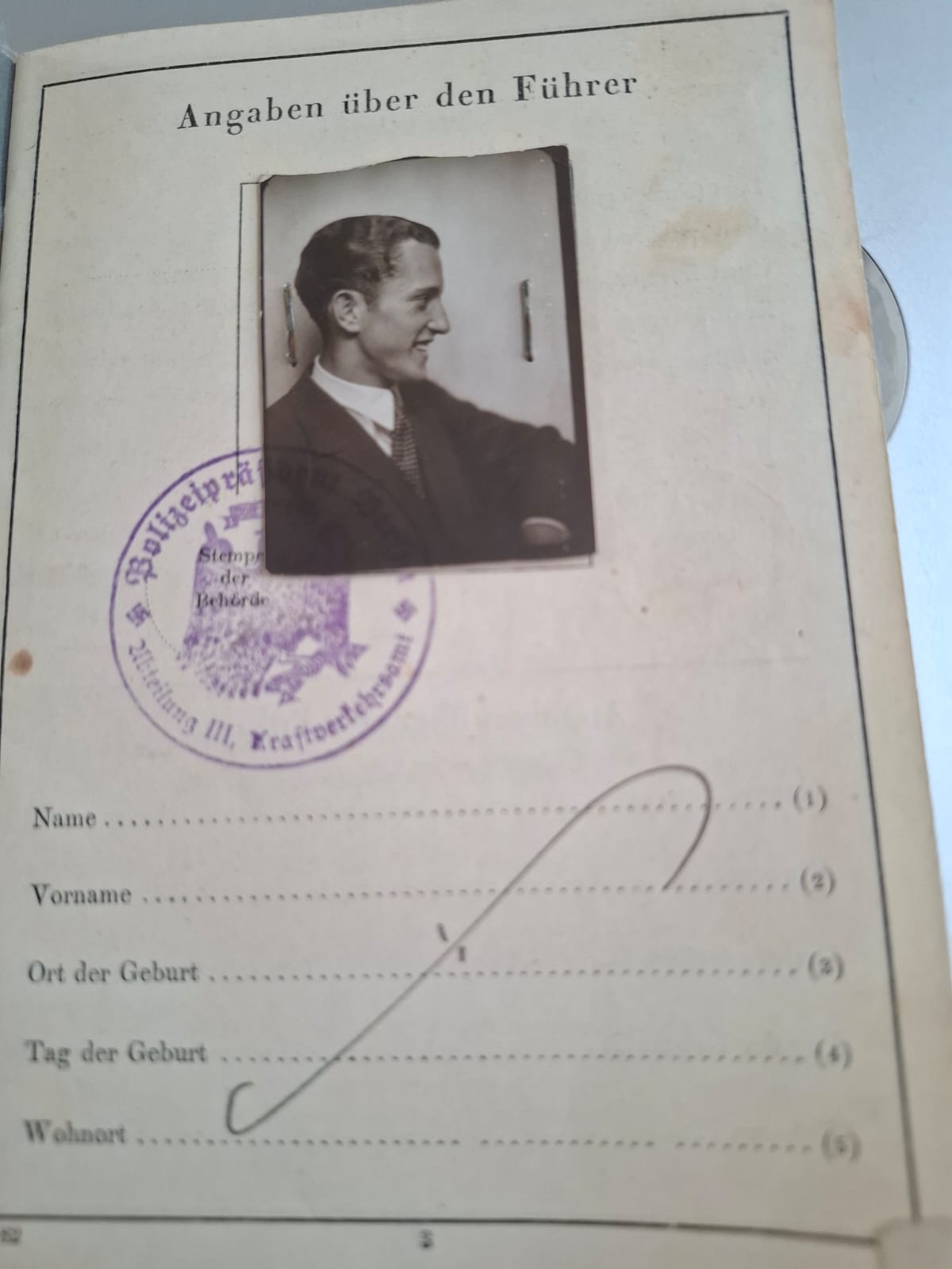 The identity page of the International Driving Permit, headed Angaben über den Führer: a photograph of Kurt Luwinski, the Berlin police stamp, and five ruled lines for name, forename, place and date of birth and residence, all blank and struck through with one looping stroke