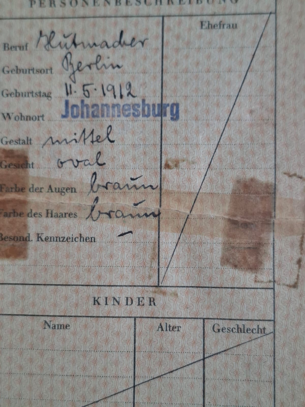 The personal description page of Kurt Luwinski's 1939 German passport, with the wife and children columns struck through
