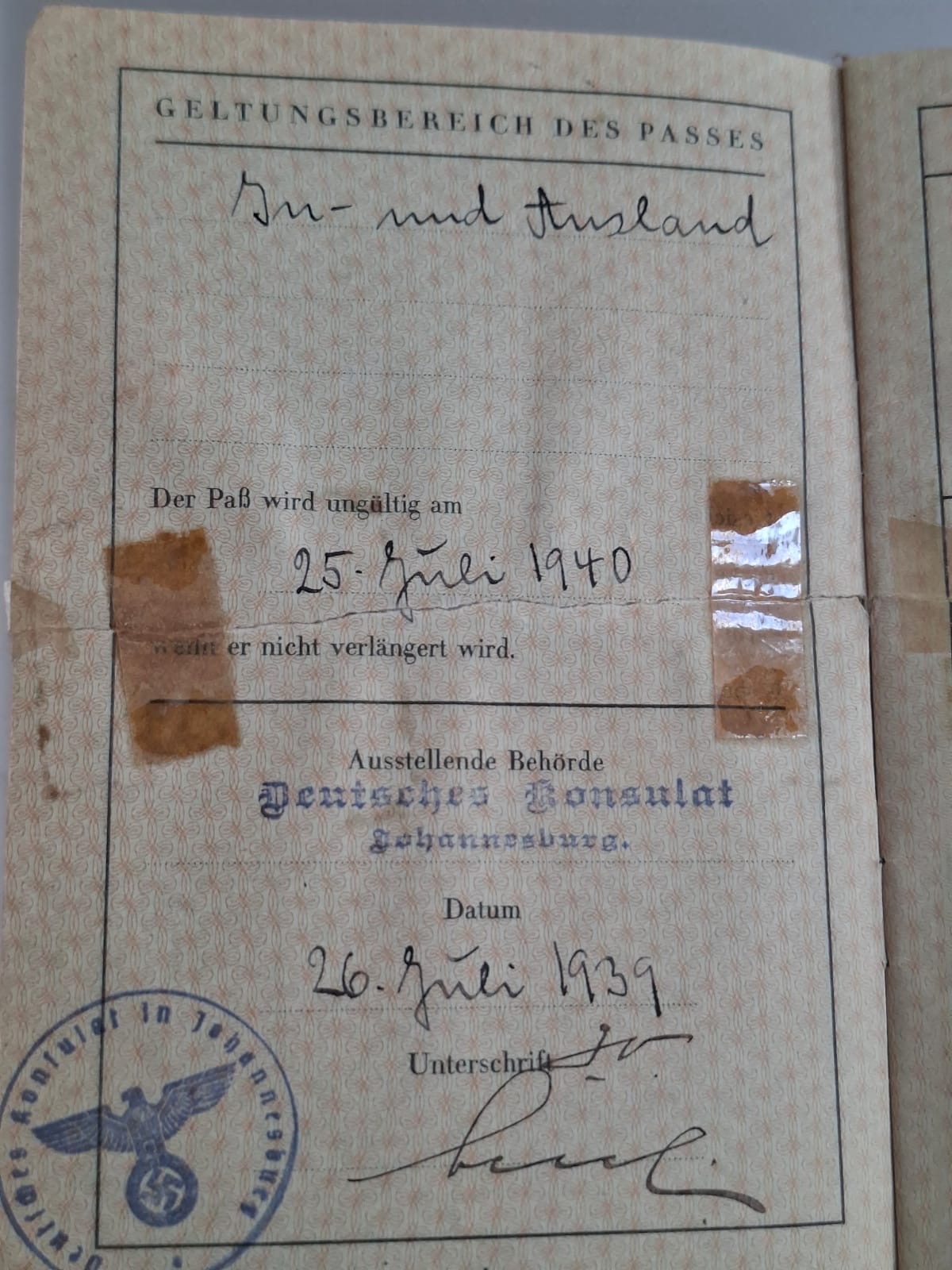 The validity page of the 1939 passport: scope at home and abroad, expiry 25 July 1940, issuing authority the German Consulate Johannesburg, dated 26 July 1939, with the consular stamp
